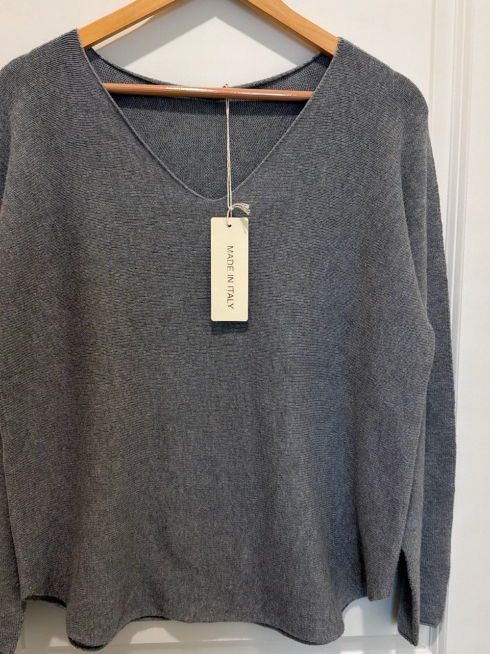 IT050 🇮🇹 Made in Italy V-Neck Lightweight Sweater – One Size NWT